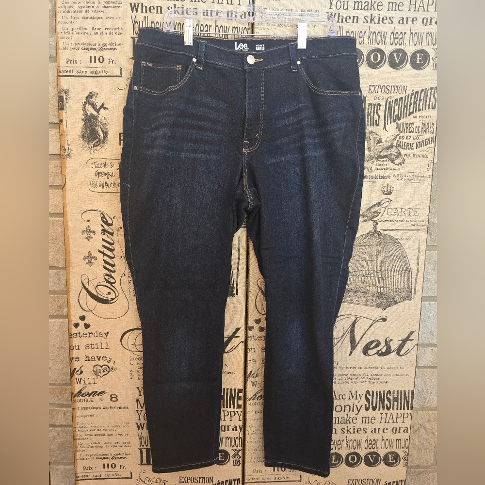 Lee midrise fit ankle jeans size 18W medium